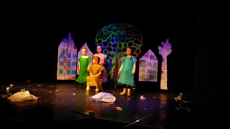 "Ekologia ważna rzecz" - Jeżyki z "Piąteczki" na deskach Teatru Lalki "Tęcza"