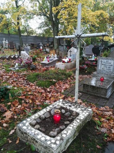 Pierwsza akcja Klubu Wolontariusza - porządkowanie grobów na Starym Cmentarzu w Słupsku.