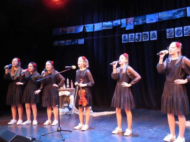 Zespół wokalny z SP 10 podczas występu na Festiwalu Piosenki Marynistycznej "Łajba 2024"