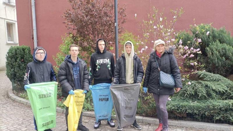 uczniowie klas 2f i 3e wzięli udział w akcji sprzątania słupskich ulic
