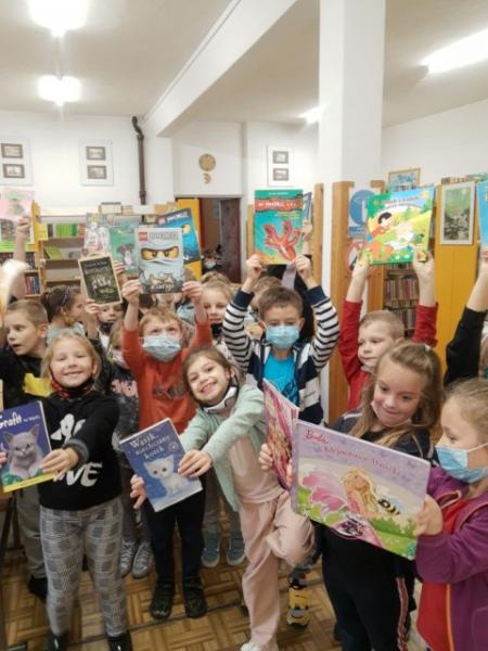 Uczniowie klasy 1c w bibliotece szkolnej.