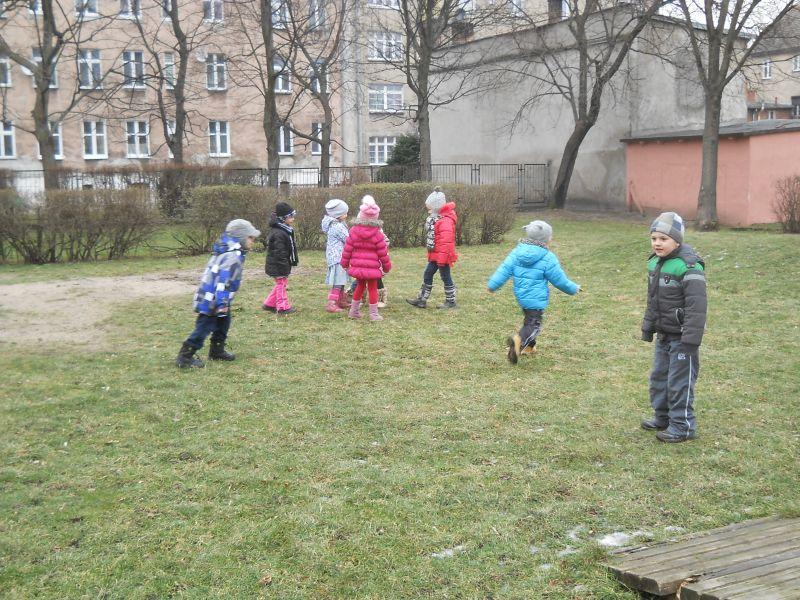 Na przedszkolnym placu: gr. III; 07.02.2014