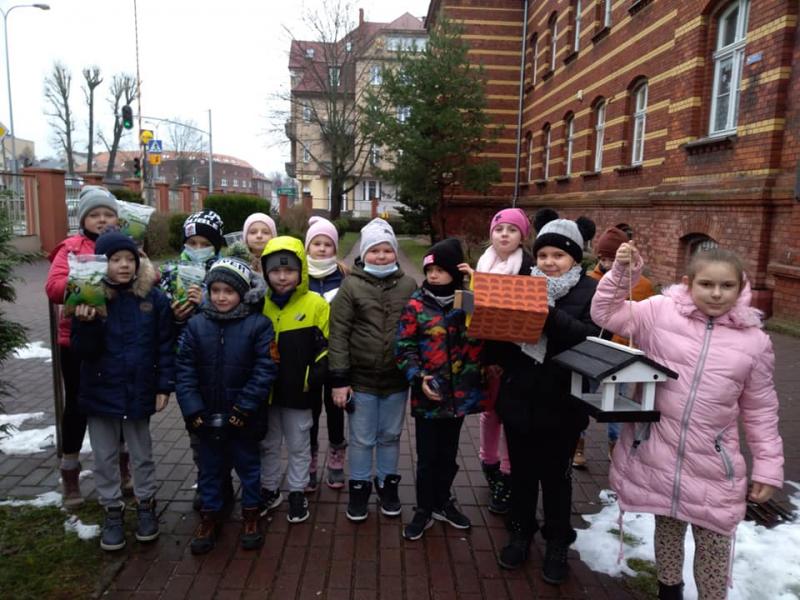 W akcję dokarmiania ptaków zaangażowała się klasa 2a