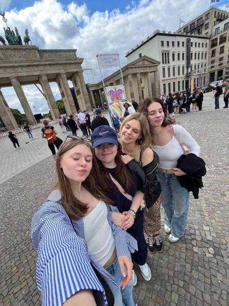 Zdjęcie młodzieży na tle Bramy Brandenburskiej