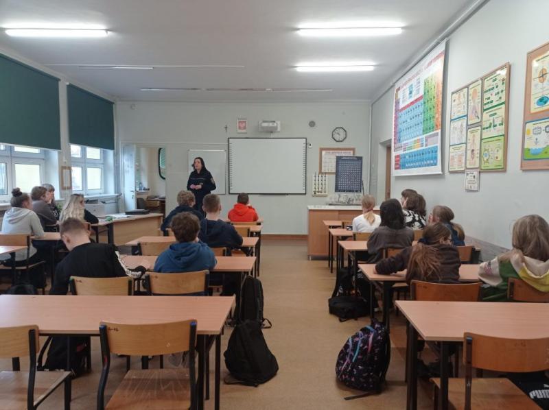 W dniu 27.02.2024 w klasie 6b odbyło się spotkanie profilaktyczne z pedagogiem szkolnym i gościem panią Agnieszką Majewską ze Straży Miejskiej, dotyczące odpowiedzialności nieletnich.