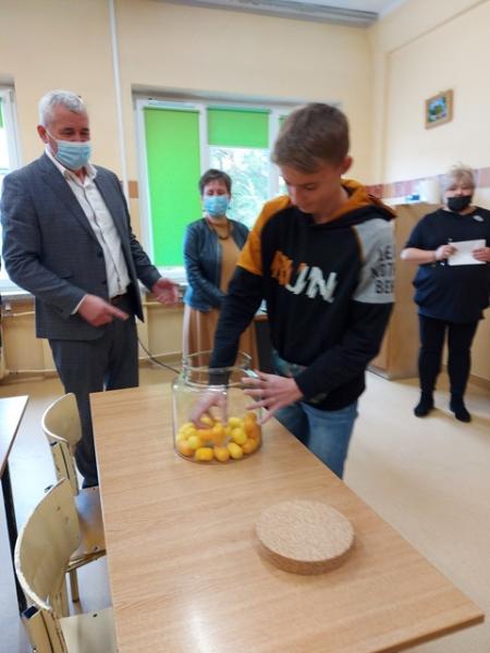 Przewodniczący Rady Samorządu Uczniowskiego losuje klasę, która pojedzie na wycieczkę.