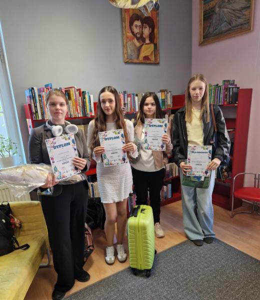 Uczennice IV LO na międzyszkolnym konkursie "Na mapie świata jest takie miejsce