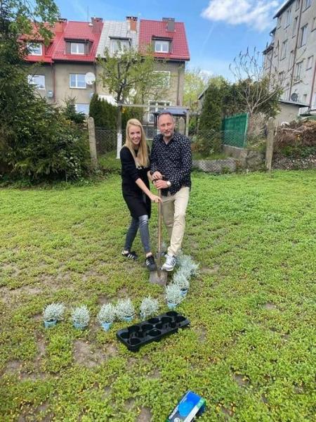 Dyrektor Maciej Macko i Anna Monczak wbijają pierwszy szpadel w szkolnym ogródku.