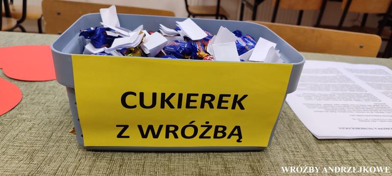 Koszyk ze słodyczami i wróżbami