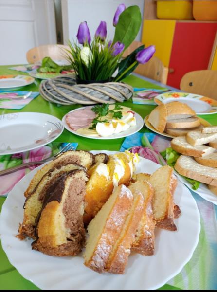 Stół wielkanocny, jedzenie, stroiki świąteczne