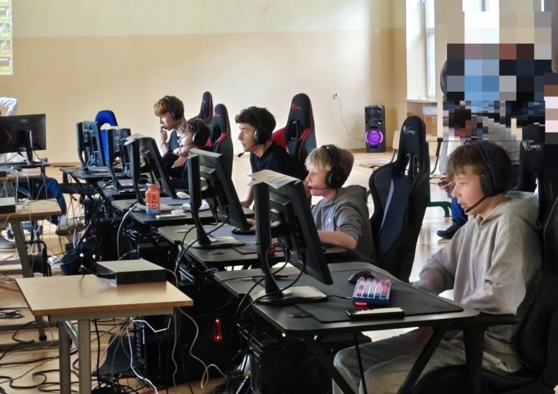Uczniowie sp11 przy komputerach podczas turnieju e-sportowego