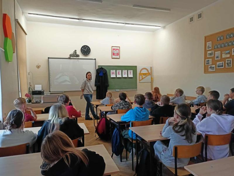 Nasza szkoła w roku szkolnym 2025/2026 bierze udział w programie edukacyjnym realizowanym przez Sąd Rejonowy w Słupsku. W ramach przedsięwzięcia zaplanowano szereg działań dla uczni&oacute;w r&oacute;żnych klas na przestrzeni kilku miesięcy.