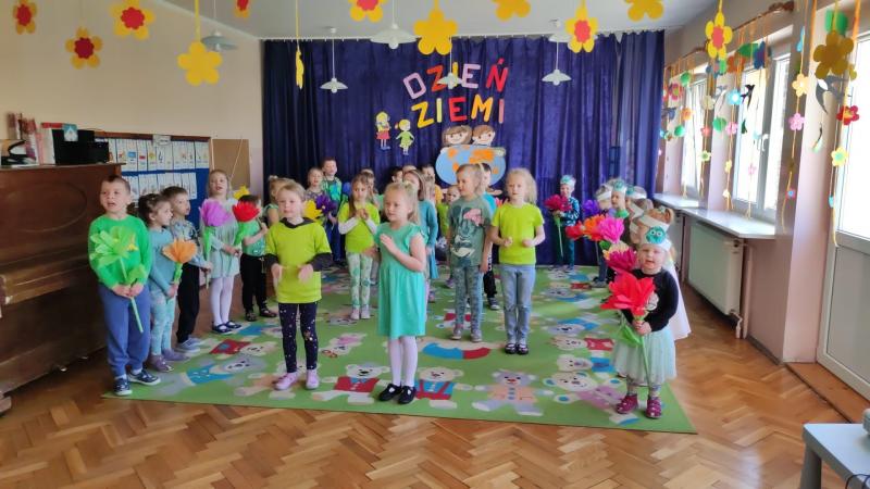 Dzieci śpiewające piosenkę Majki Jeżowskiej Moja planeta.