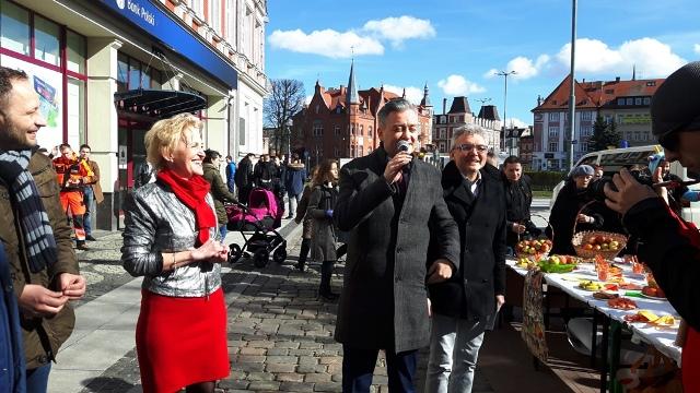 Z witaminami i wiosną nam do twarzy,  czyli wiosenny happening uczniów z G-5