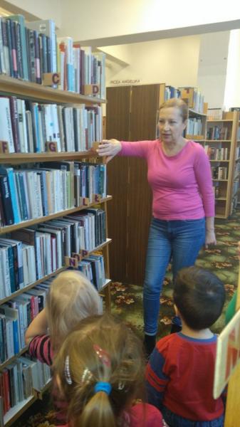 Grupa Jeżyków z wizytą w bibliotece