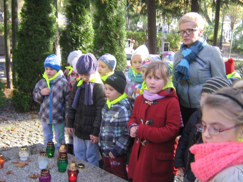 Czcimy pamięć zmarłych: wyjście na cmentarz: grupa IV