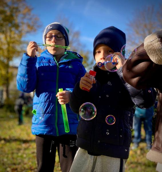 W tym roku szkolnym nasi uczniowie wzięli udział w og&oacute;lnopolskiej kampanii BohaterON &ndash; włącz historię!, kt&oacute;rej celem jest upamiętnienie i uhonorowanie uczestnik&oacute;w Powstania Warszawskiego oraz promocja historii Polski XX wieku.