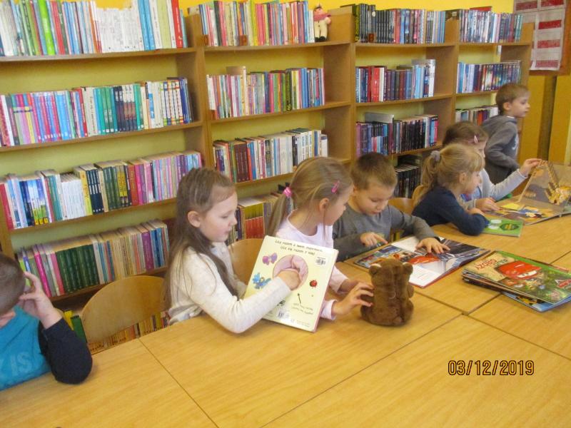 ,,Stokrotki''z wizytą w bibliotece
