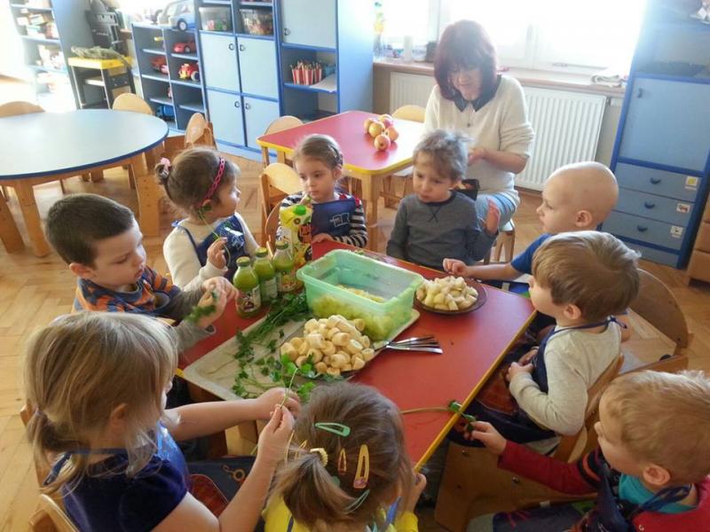 Wspomnienie ferii w Przedszkolu Miejskim Integracyjnym nr 8   „Przez żołądek do serca” i twórcze zabawy z gliną