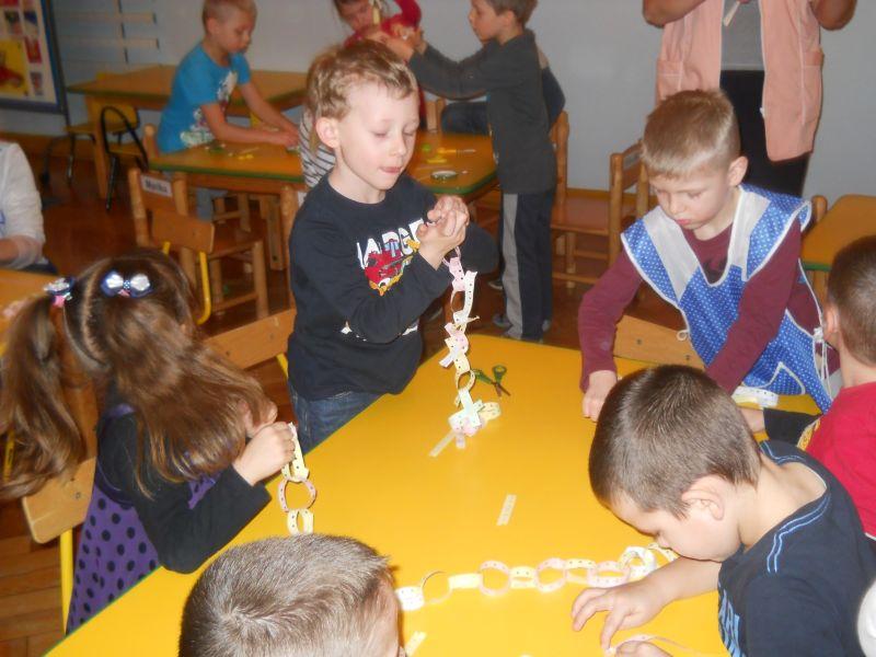 Łańcuch na choinkę: gr. III; 11.12.2013
