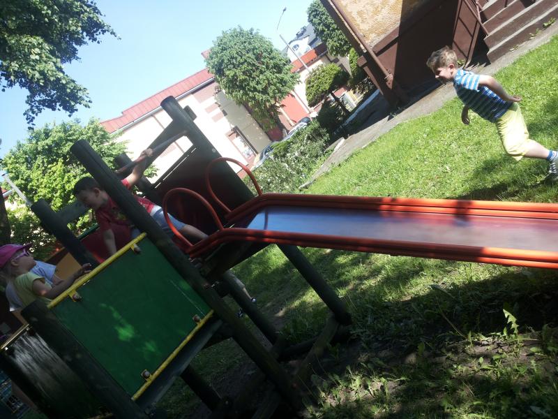 Zabawy rozluźniające na placu przedszkolnym przed występem dla Mamy i Taty- gr.III; 24.05.2016