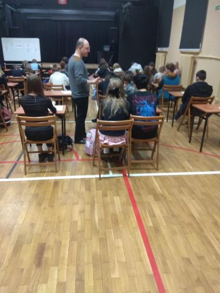 Pan Daniel Odija i uczniowie klas 2 G i 2 RH
