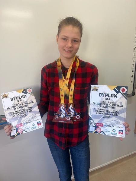 Na zdjęciu laureatka konkursu z dyplomami