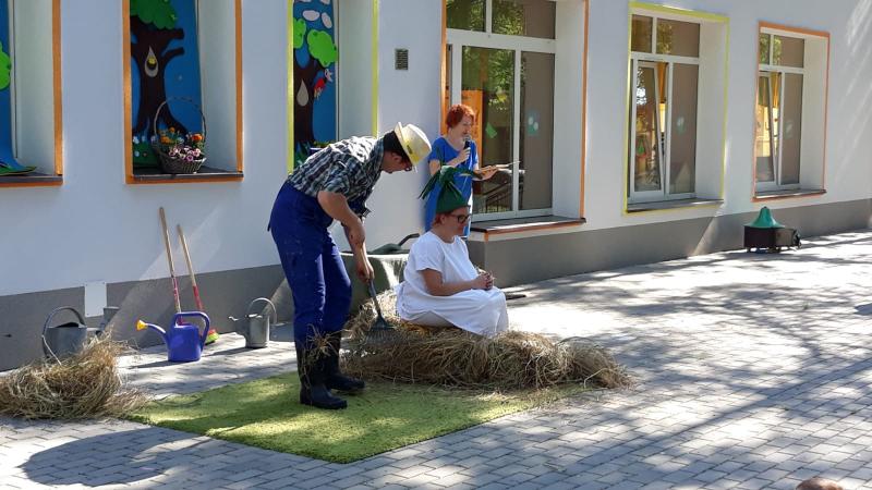 TEATRZYK "RZEPKA" NIESPODZIANKA DLA DZIECI OD RODZICÓW