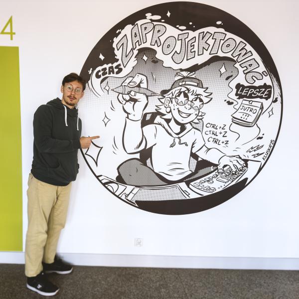 Na zdjęciu: Mateusz Kluska - tw&oacute;rca projektu muralu