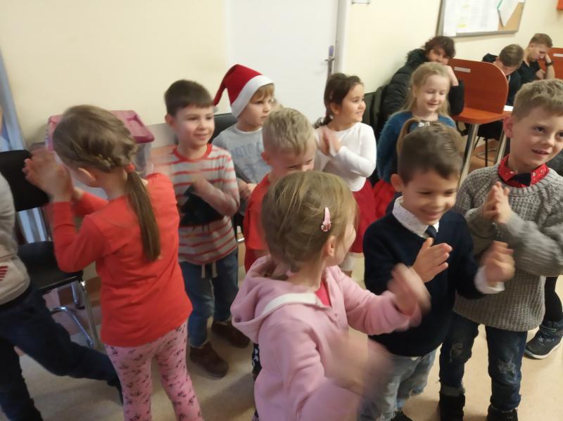 WSP&Oacute;LNE UBIERANIE CHOINKI W REGIONALNYM CENTRUM KRWIODASTWA W SŁUPSKU GRUPA III