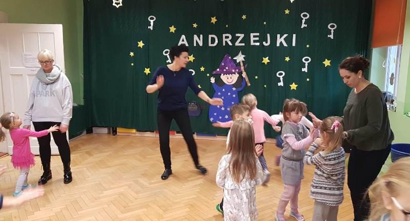 GRUPA III ZABAWA ANDRZEJKOWA Z RODZICAMI