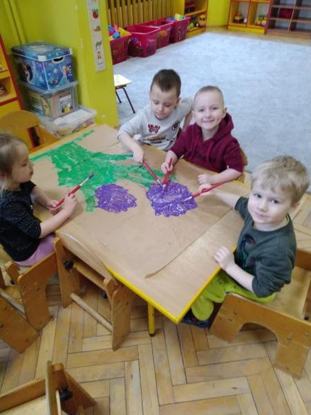 DZIECI Z GRUPY I MALUJA PIERWSZE OZNAKI WIOSNY