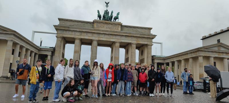 Uczestnicy wycieczki przed bramą Brandenburską w Berlinie - zdjęcie grupowe.