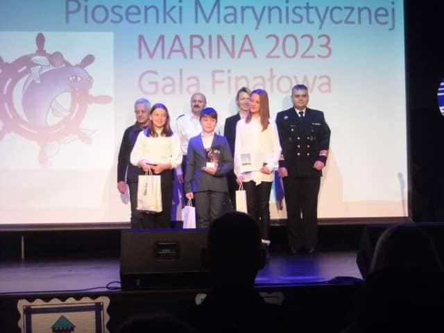 Zdjęcie na scenie z laureatami konkursu Marina