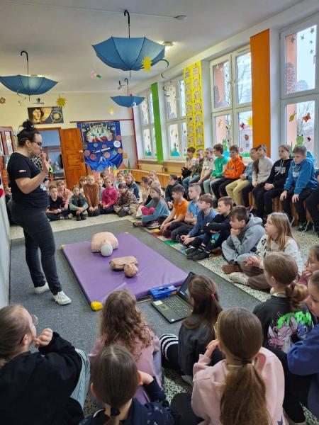Zajęcia z pierwszej pomocy dla uczniów klas I-III prowadzone przez nauczycielki z sp11