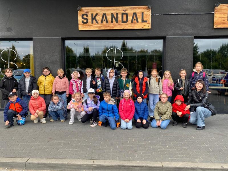 Zdjęcie grupowe klasy 2 c przed restauracją Skandal