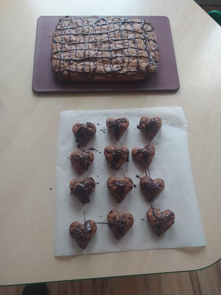 Biedronki pieką ciasto  marchewkowe