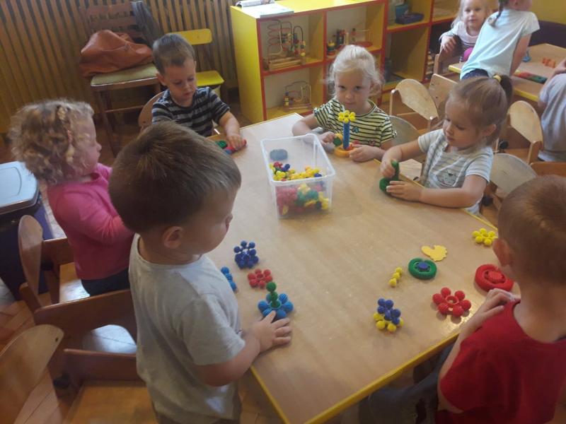BAWIMY SIĘ PRZY STOLIKU GRUPA I