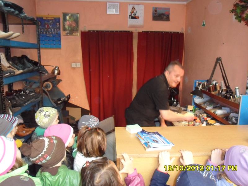 Grupa II z wizytą u szewca