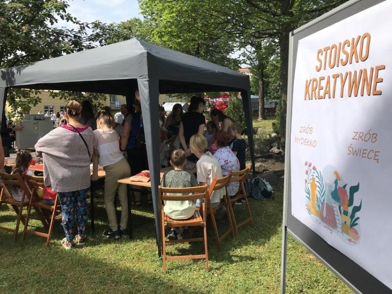 uczestnicy pikniku przy Stoisku Kreatywnym