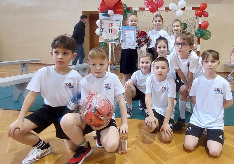 Drużyna SP11 podczas turnieju Z Mikołajem na start