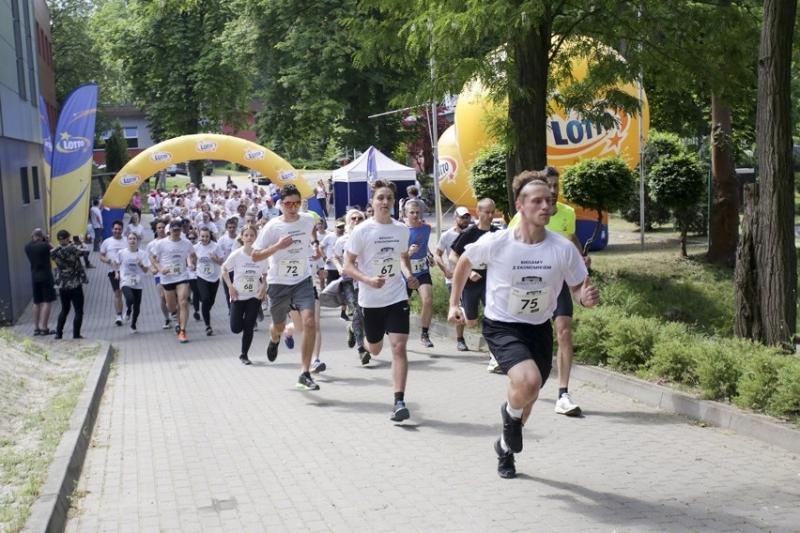 uczestnicy Biegu z Ekonomikiem rywalizujący na trasie 5 km