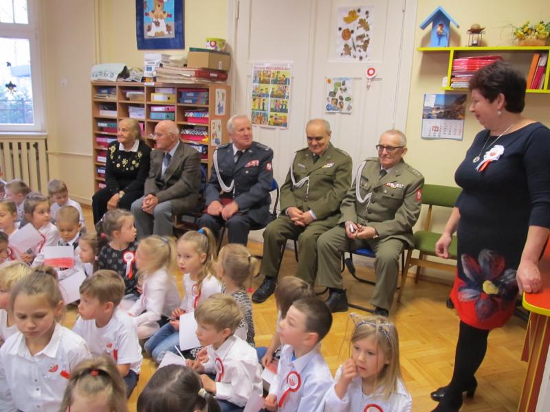 Przedszkolaki szykują się do uroczystych obchodów Narodowego Święta Niepodległości.