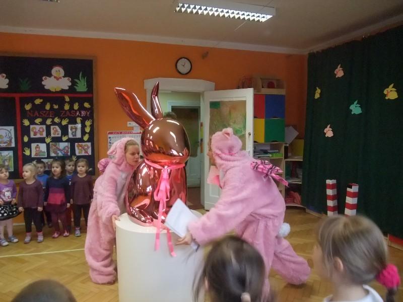 Zabawy z Zajączkiem w „Akademii Uśmiechu”