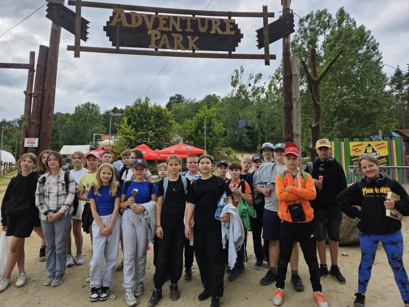 Zdjęcie grupowe klasy 5b przed wejściem do parku Adventure