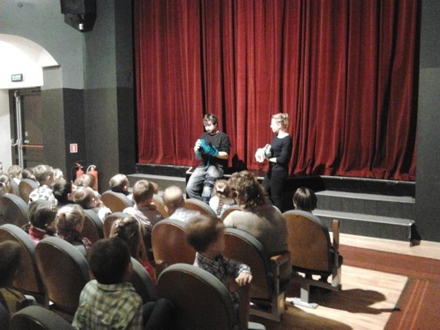 PRZEDSZKOLAKI Z „KUBUSIA PUCHATKA”,NA ANGLOJĘZYCZNYM PRZEDSTAWIENIU W TEATRZE LALKI „TĘCZA” - 14.10.2013 r.