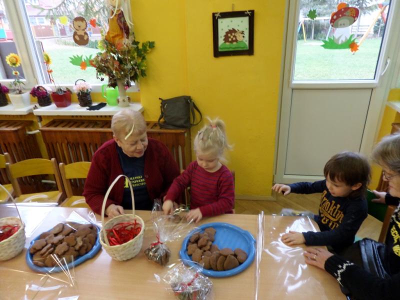 Wspólnie pakujemy pierniki na świąteczny kiermasz.