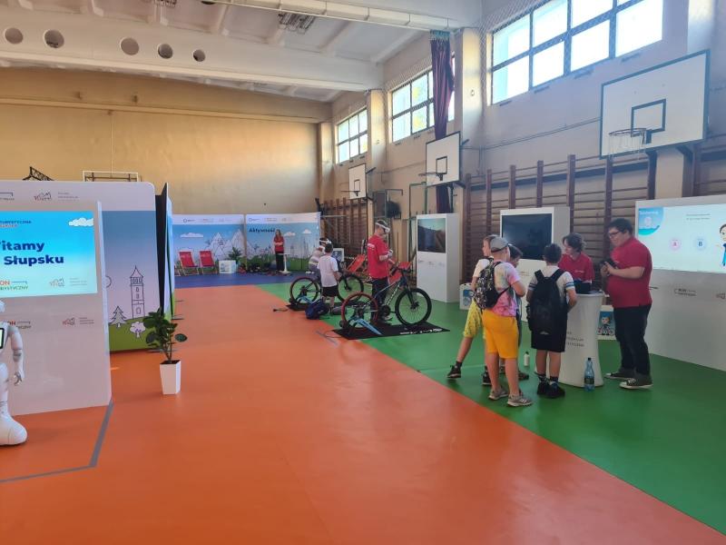 Pokazy sprzętu do programowania w SP 16. Sala gimnastyczna.