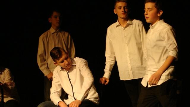 Grupa teatralna ANTIDOTUM z klasy 2b Gimnazjum nr 5 w Słupsku