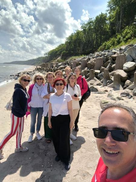 Zdjęcie uczestników na plaży